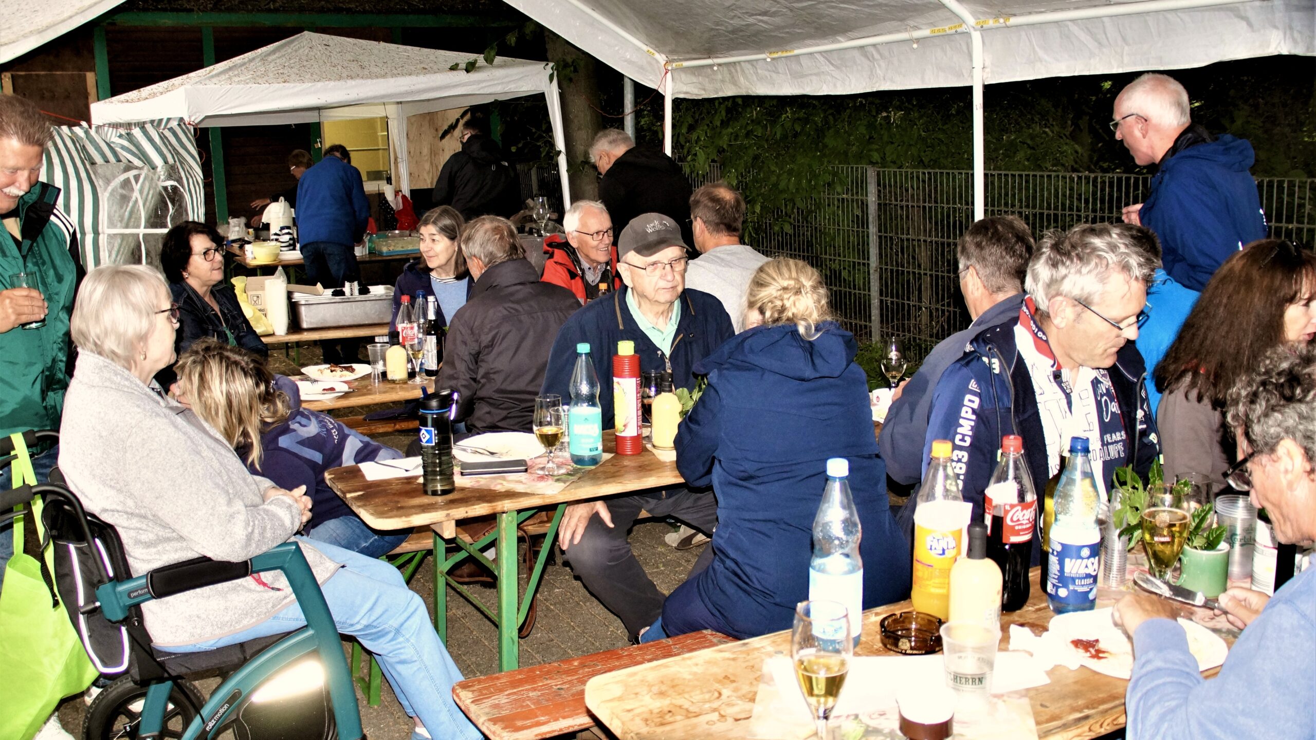 Saison-Auftaktfeier der Super-Senioren vom TuS Finkenwerder: die Gruppe sitzt unter Pavillons in gemütlicher Runde