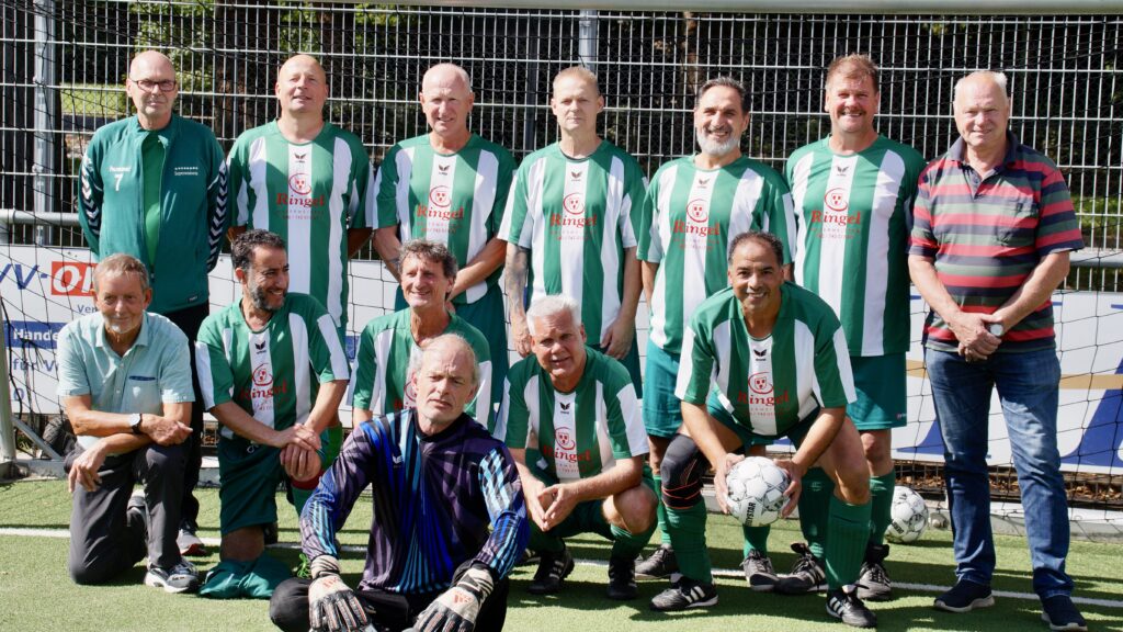 Gruppenbild der Super-Senioren beim Fußball des TuS Finkenwerders