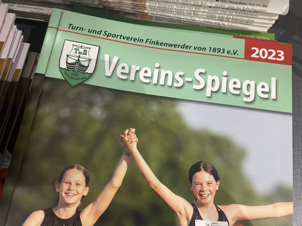 EIn Stapel des Vereinsspiegels vom TuS Finkenwerder liegt neben anderen regionalen Zeitschriften.