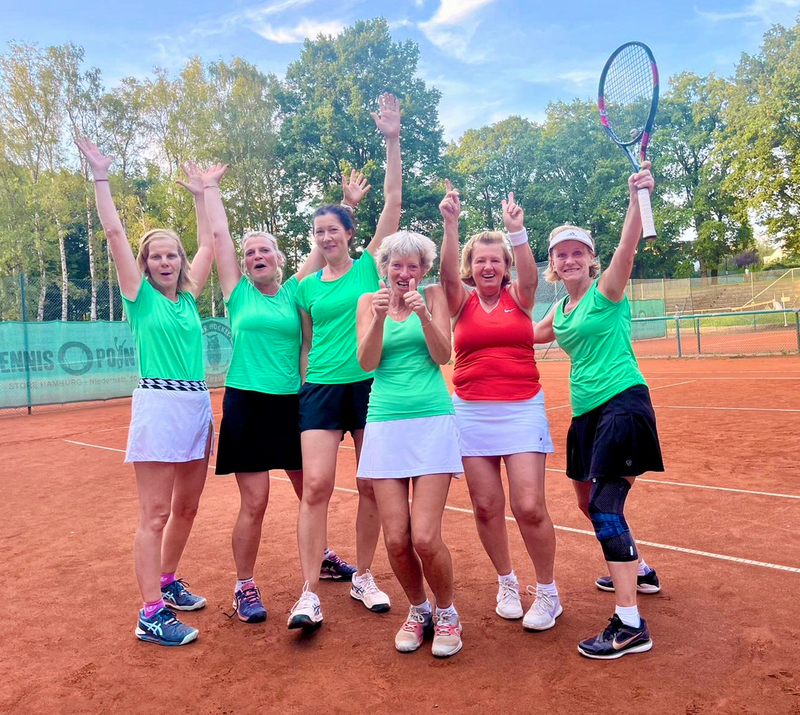 6 Frauen jubeln mit Tennisschlägern in der Hand