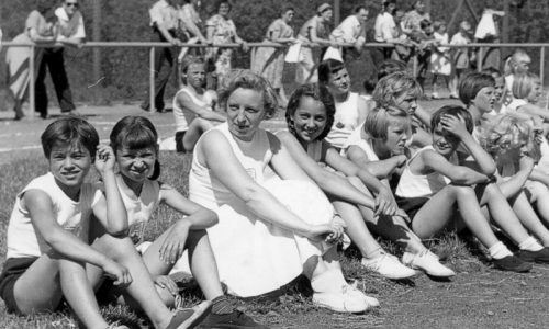 002-e.-heubel-mit-ihrer-riege_web