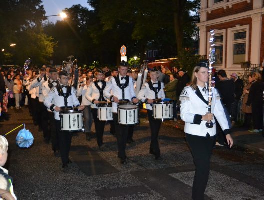 Der Spielmannzug des Schützenvereins Elstorf und die "drums and pipes" des FC St. Pauli sorgen für die musikalische Stimmung während des Umzugs.