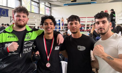 Gruppenfoto und in der Mitte ist der Kämpfer mit Medaille