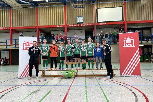 Als Underdog gegen die größten Vereine Hamburgs  antreten? Die D-Juniorinnen holten sich den Pokal!