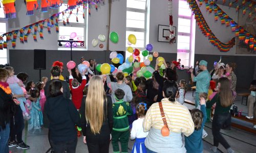 tanzende Kinder vor einem DJ Pult mit Luftballons
