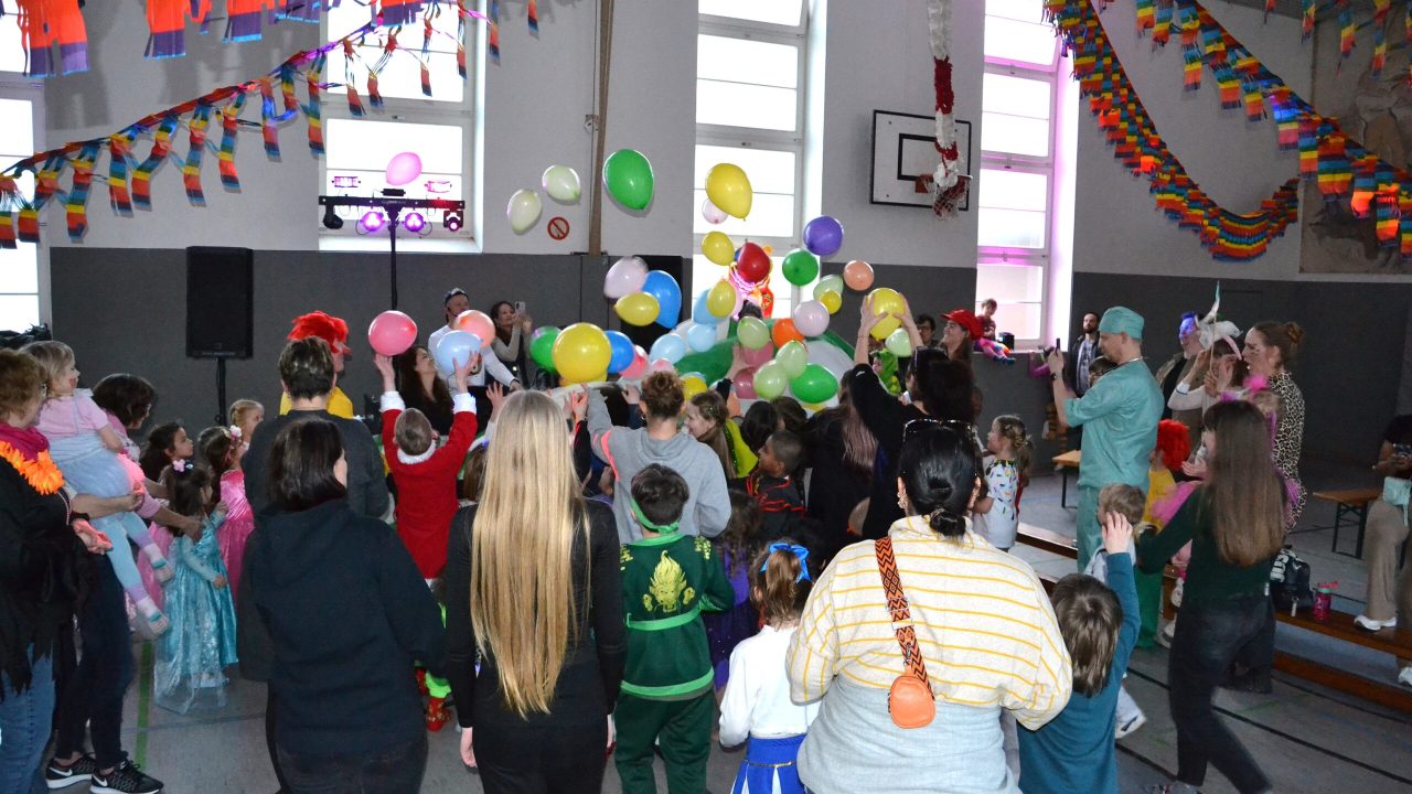 tanzende Kinder vor einem DJ Pult mit Luftballons