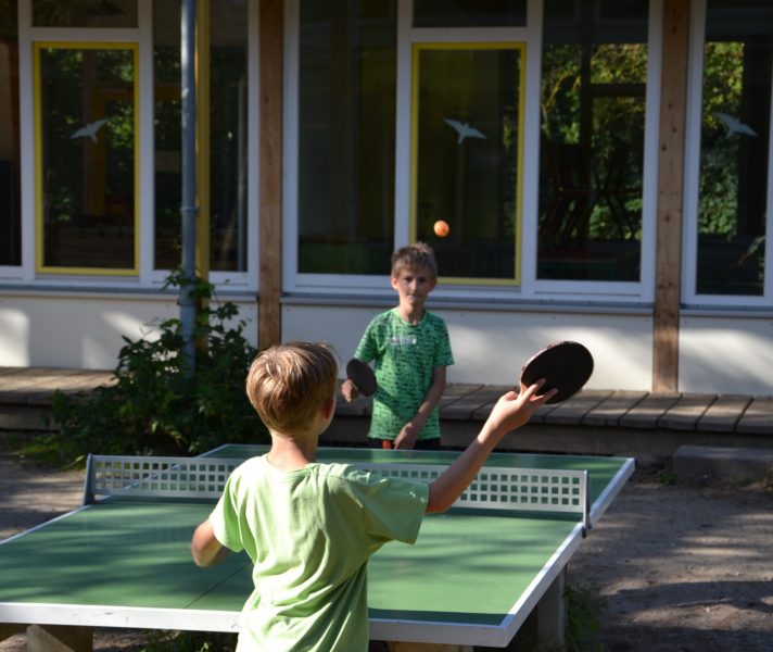 Zwei Kinder spielen Tischtennis beim Sommercamp des TuS Finkenwerders