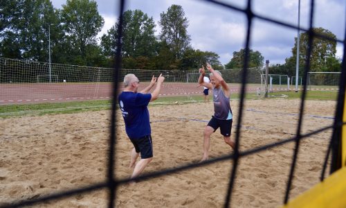 Ein Duo der Beachvolleyball-Abteilung des TuS Finkenwerder freut sich über einen Punktgewinn und klatscht sich ab.