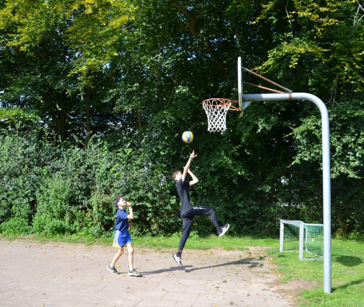 Zwei Kinder spielen Basketball beim TuS Finkenwerder Sommercamp in Schönhagen
