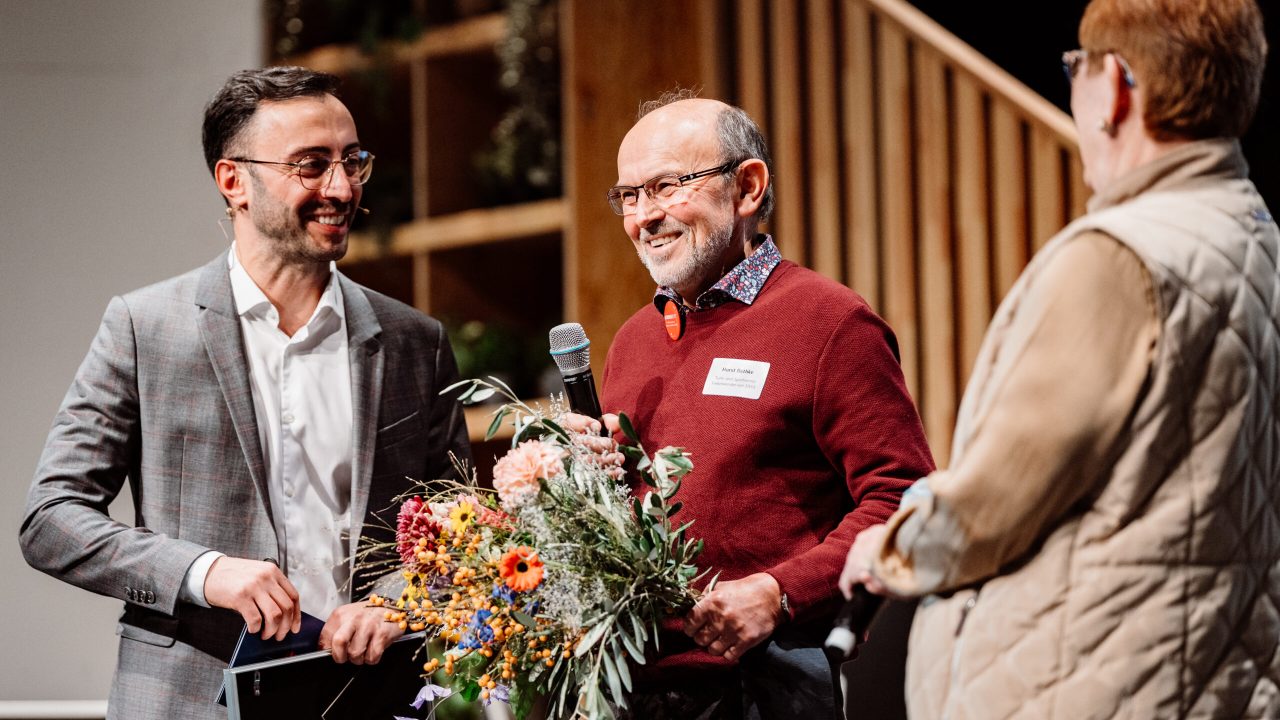 Mit dem Preis ehrenamtliches Lebenswerk zeichnete die Bezirksversammlung Horst Bethke vom Turn- und Sportverein Finkenwerder von 1893 e.V. aus (Fotorechte: Bezirksamt Hamburg-Mitte / Dmitrij Leltschuk)