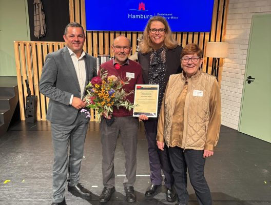 v.l. Ralf Neubauer (Berzirksamtsleiter Hamburg-Mitte), Horth Bethke, Carina Oestreich, Anja Blumenthal (Foto von: privat, Carina Oestreich)