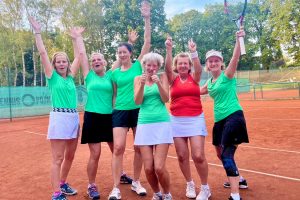 6 Frauen jubeln mit Tennisschlägern in der Hand