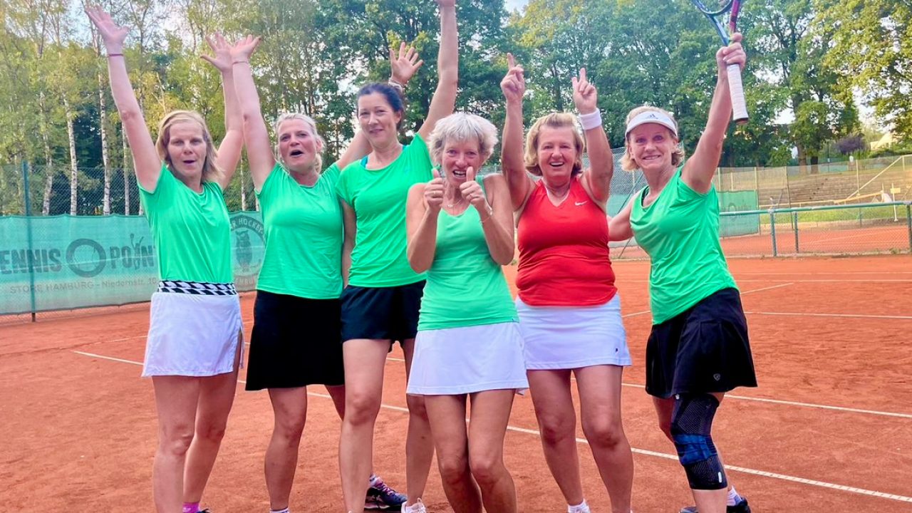 6 Frauen jubeln mit Tennisschlägern in der Hand