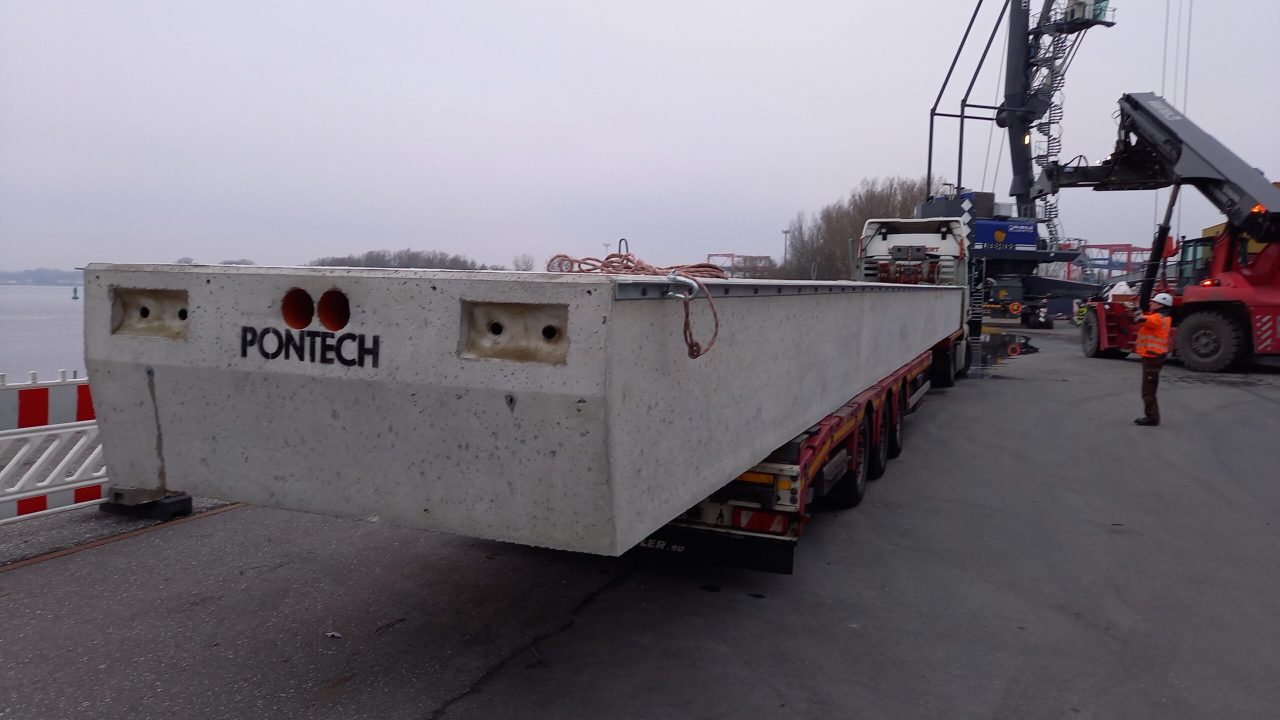 Neue Steganlage für den Yachthafen: Ein Schlengel-Element bei Anlieferung per LKW (Foto: Nils Meyer).