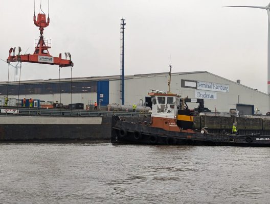 Zuwasserlassen der neuen Schlengel per Kaikran