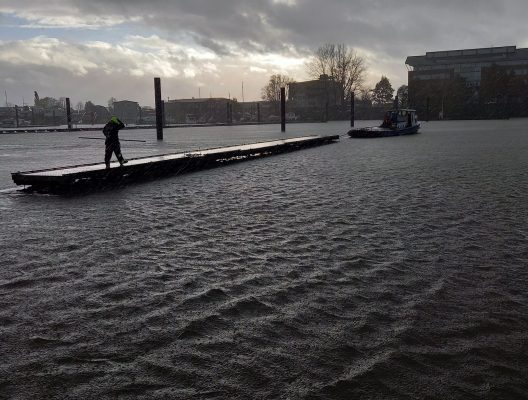 Das alte Schlengel-Elemente 4 wird per Schlepper abgeholt