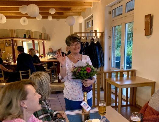 Frau mit Blumenstrauß