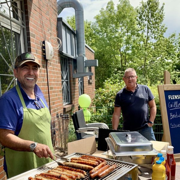 Bei all der Sportlichkeit kam die Verpflegung nie zu kurz. Bilal hat ab 13 Uhr auf der Sonnenterrasse gegrillt.