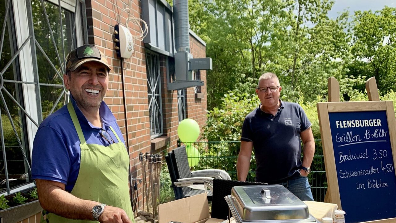Bei all der Sportlichkeit kam die Verpflegung nie zu kurz. Bilal hat ab 13 Uhr auf der Sonnenterrasse gegrillt.