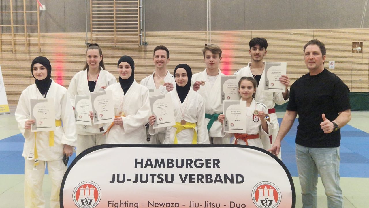 Unsere Kämpferinnen und Kämpfer der Ju-Jutsu Abteilungen können stolz auf sich sein: Gleich 5 Goldmedaillieren können bei der Hamburger Meisterschaft gesammelt werden (auf dem Foto sind nicht alle zu sehen).