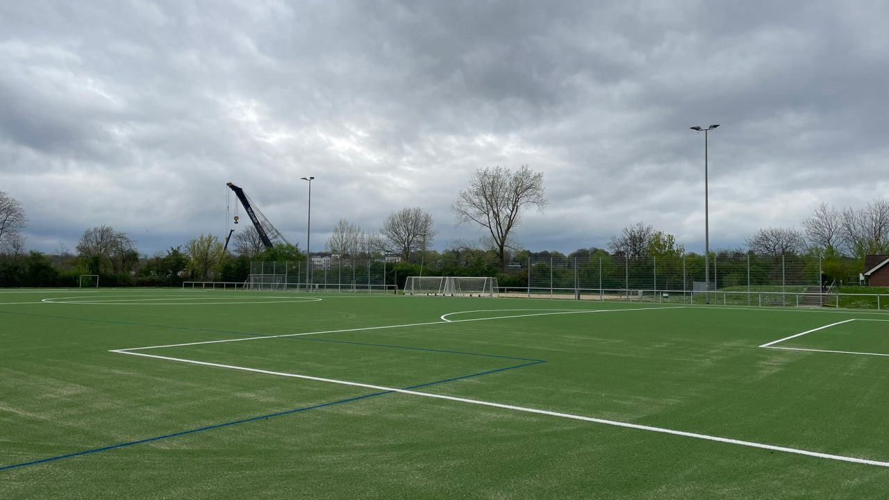 Der neue Kunstrasenplatz am Finksweg wird eröffnet. Auf dem Bild sieht man den neuen Platz.